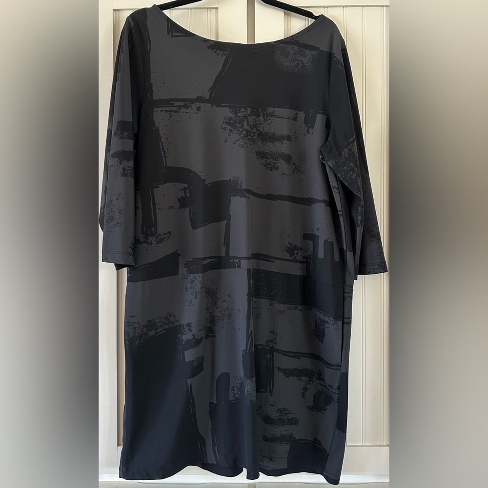 Women’s Black Abstract Print Shift Dress